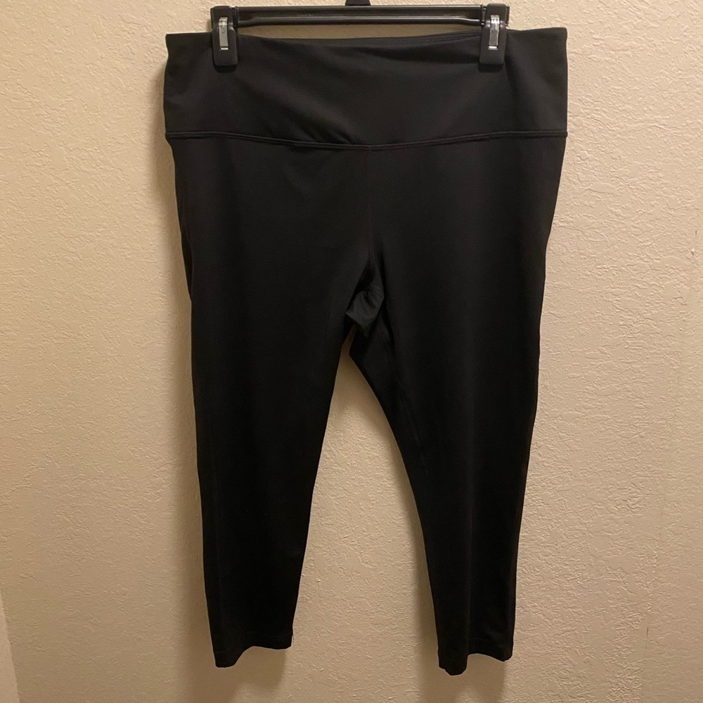 Zella Black Cropped Leggings.